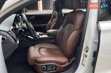 Седан Audi A8 2015 в 