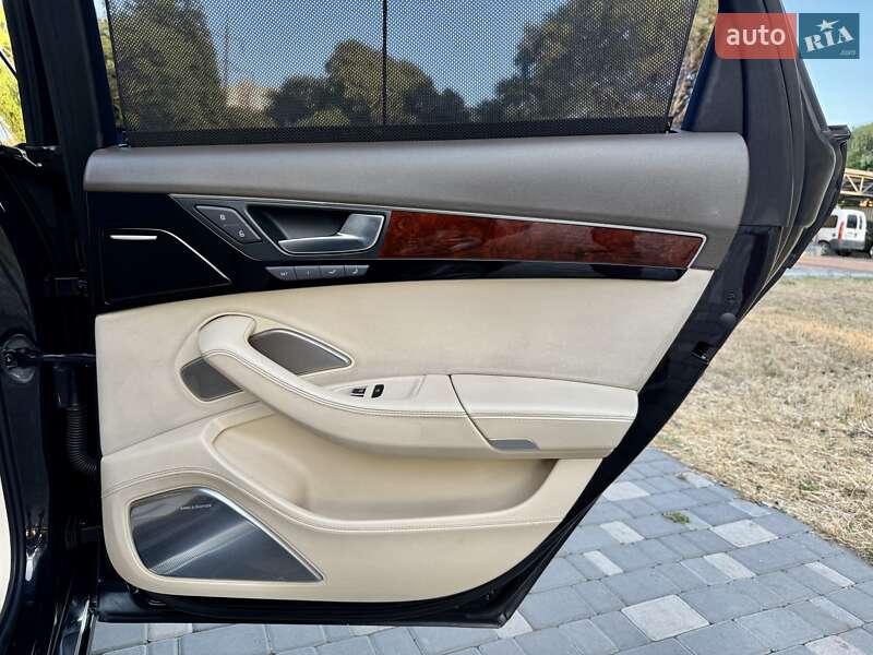 Седан Audi A8 2010 в Одесі