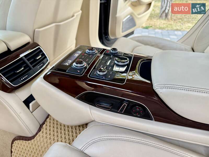 Седан Audi A8 2010 в Одесі