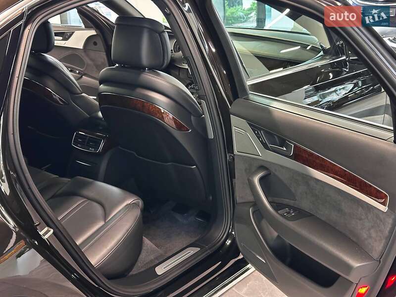 Седан Audi A8 2013 в Львове