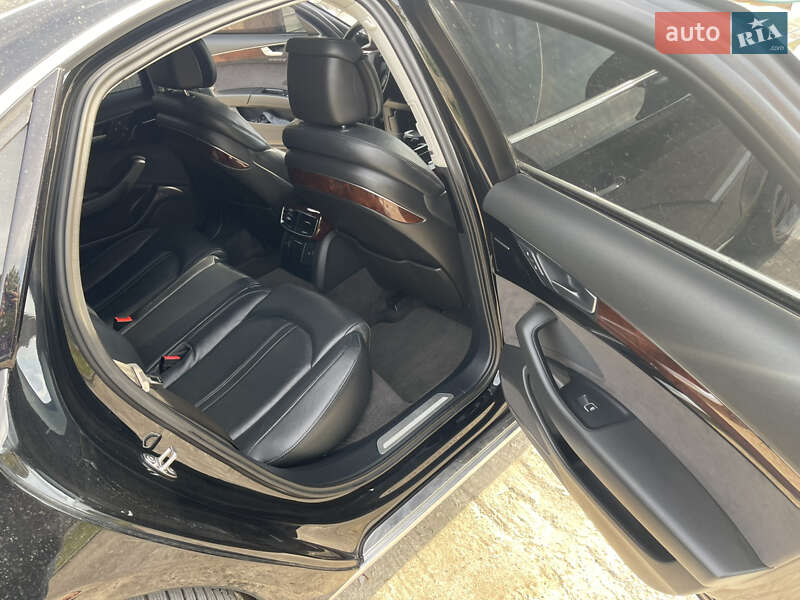 Седан Audi A8 2011 в Ивано-Франковске