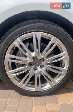 Седан Audi A8 2015 в 
