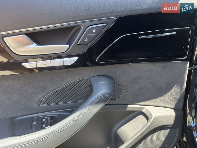 Седан Audi A8 2015 в Миколаєві