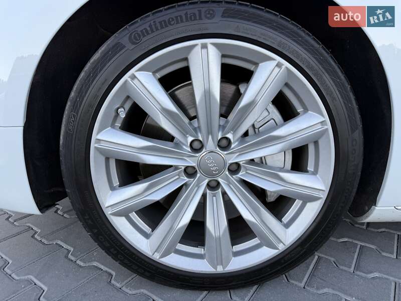 Седан Audi A8 2015 в Черновцах