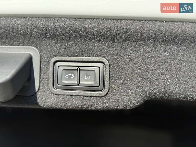 Седан Audi A8 2015 в Черновцах