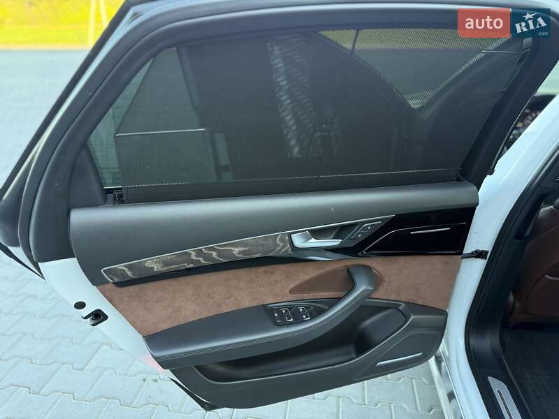 Седан Audi A8 2015 в Черновцах