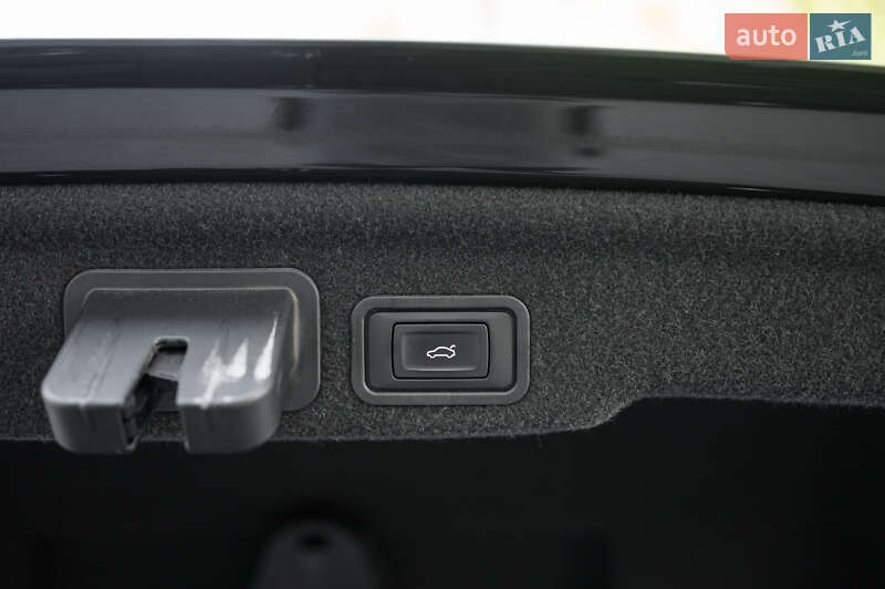 Седан Audi A8 2014 в Львове