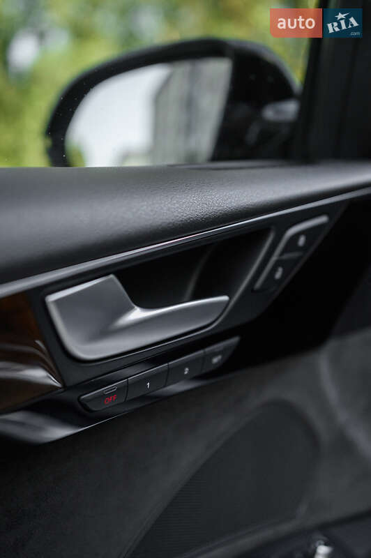 Седан Audi A8 2014 в Львове