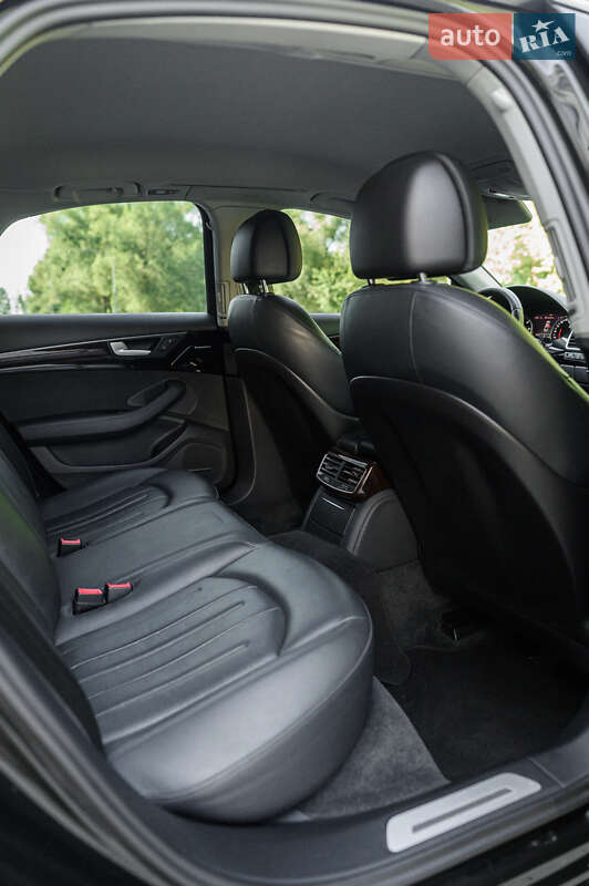 Седан Audi A8 2014 в Львове