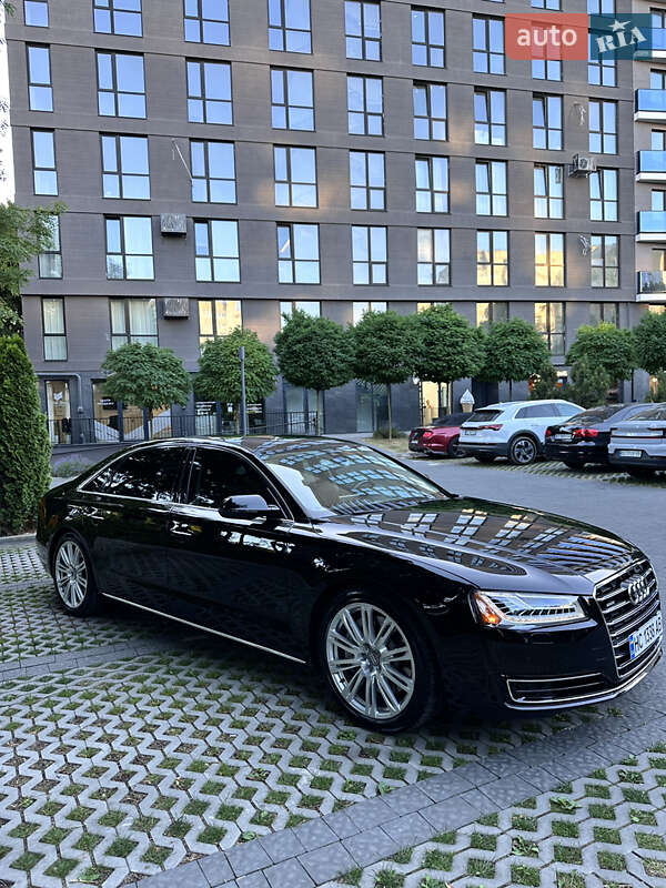Седан Audi A8 2015 в Львові