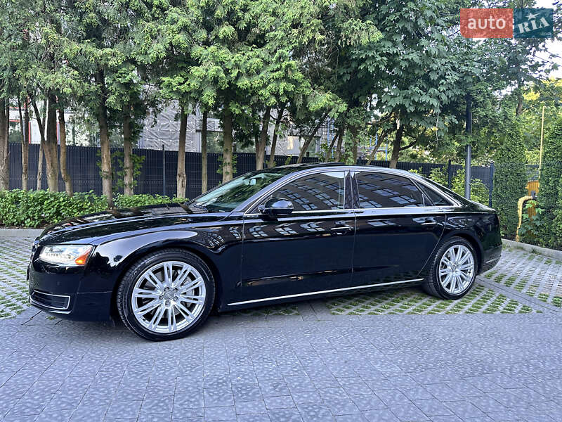 Седан Audi A8 2015 в Львові