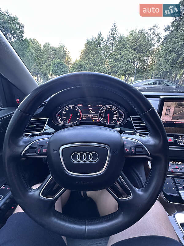 Седан Audi A8 2015 в Львові