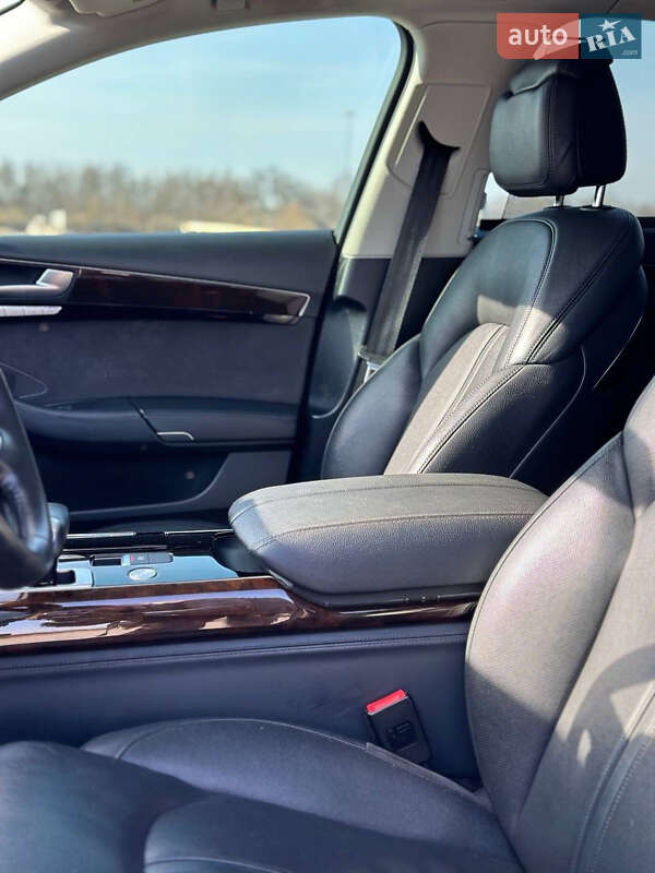 Седан Audi A8 2015 в Львові
