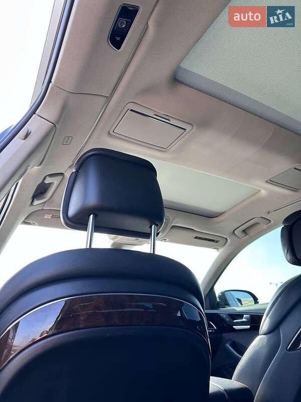 Седан Audi A8 2015 в Львові