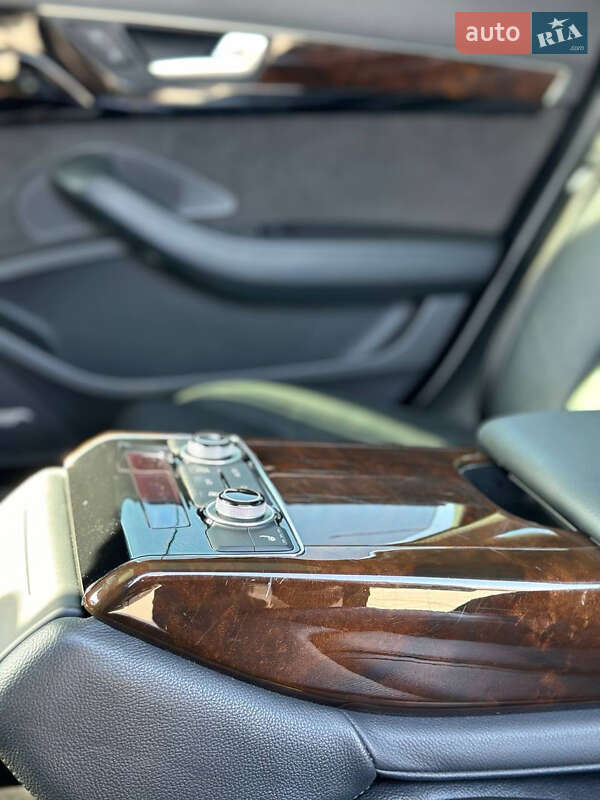 Седан Audi A8 2015 в Львові