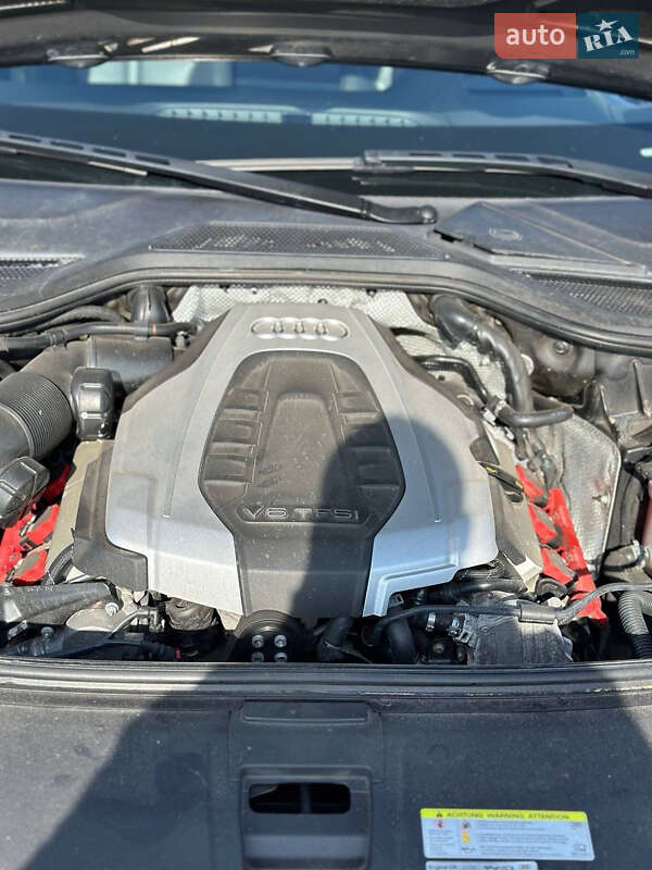 Седан Audi A8 2015 в Львові