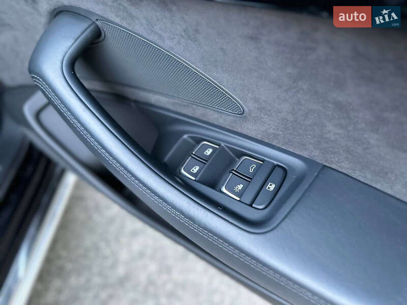 Седан Audi A8 2012 в Киеве
