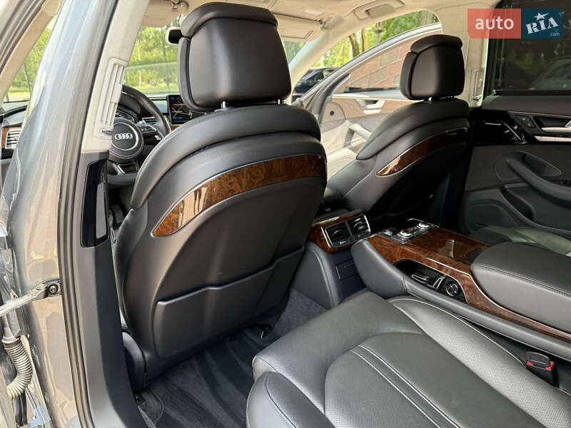 Седан Audi A8 2014 в Звягеле