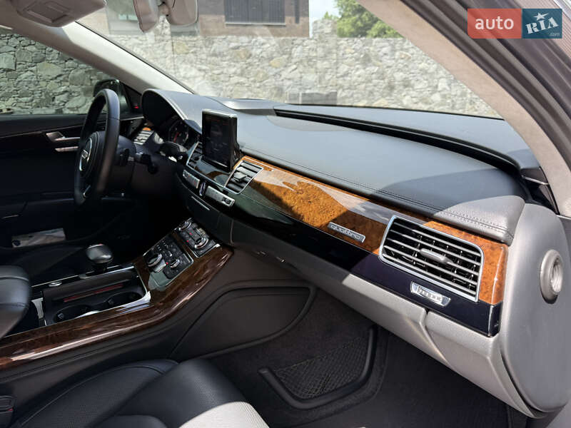 Седан Audi A8 2014 в Звягеле