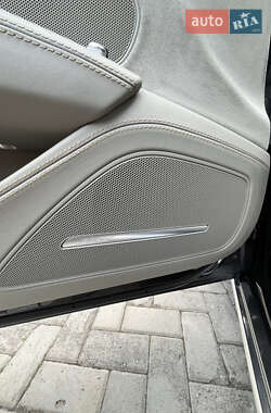 Седан Audi A8 2015 в 