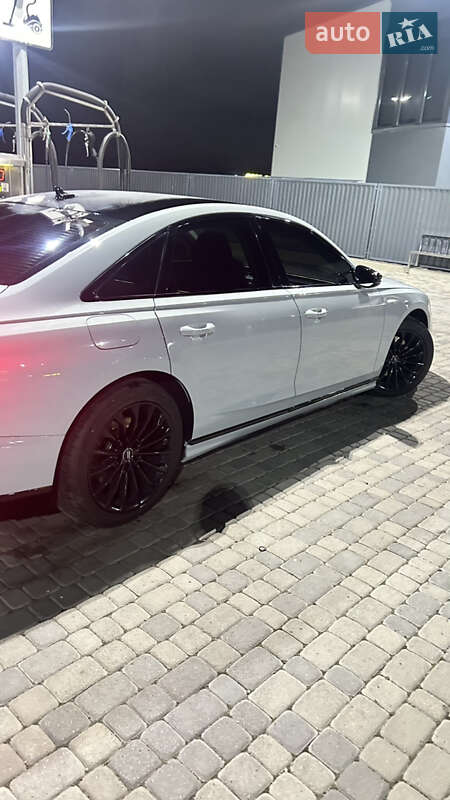 Седан Audi A8 2018 в Мукачевому