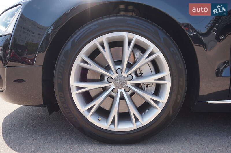 Седан Audi A8 2013 в Одесі