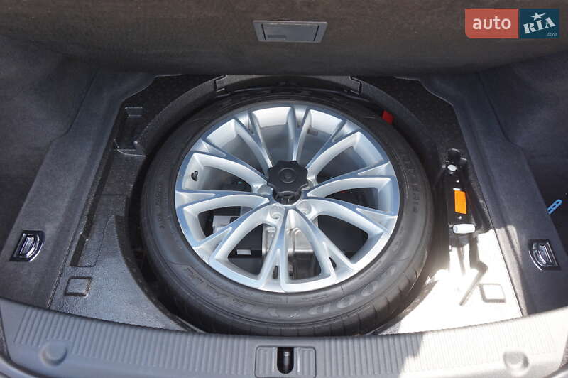 Седан Audi A8 2013 в Одесі