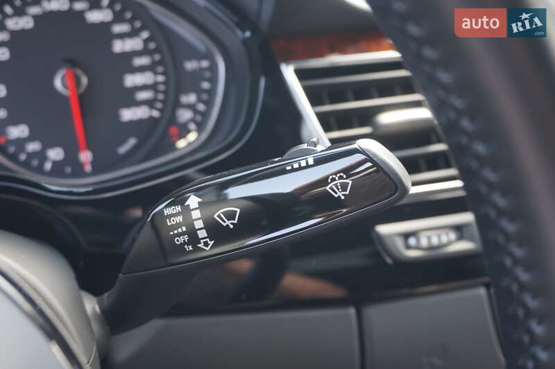 Седан Audi A8 2013 в Одесі