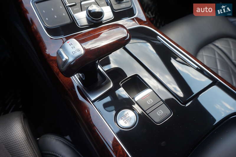 Седан Audi A8 2013 в Одесі