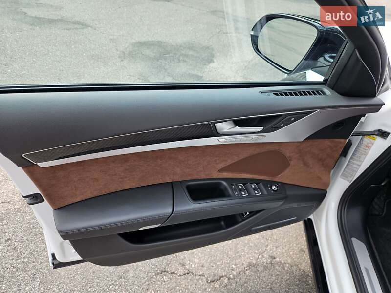 Седан Audi A8 2012 в Харкові