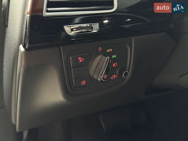 Седан Audi A8 2012 в Києві