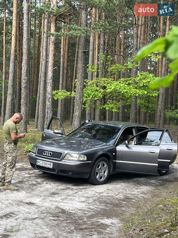Седан Audi A8 2000 в Сарнах