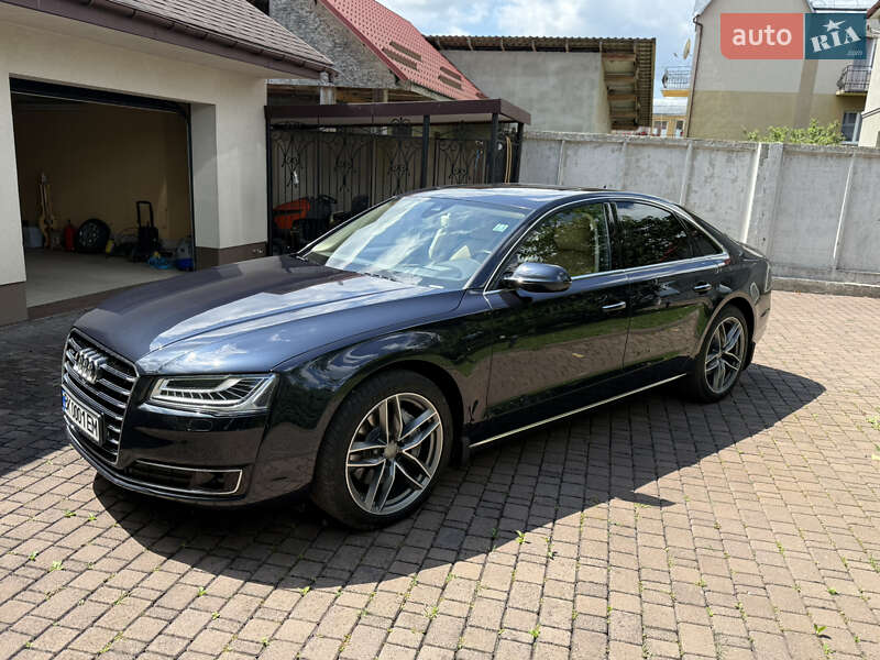 Седан Audi A8 2016 в Дубні