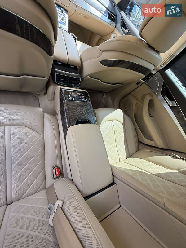 Седан Audi A8 2016 в Дубні