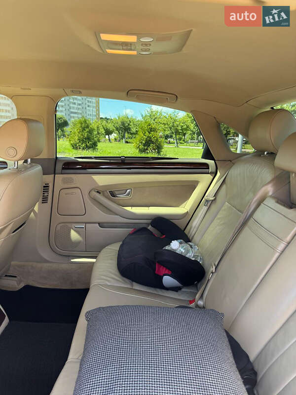 Седан Audi A8 2005 в Львові