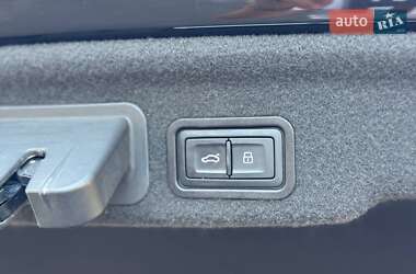 Седан Audi A8 2016 в 