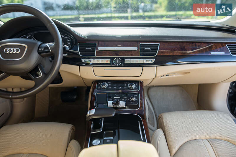 Седан Audi A8 2013 в Львове