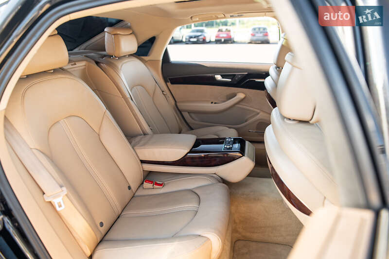 Седан Audi A8 2013 в Львове