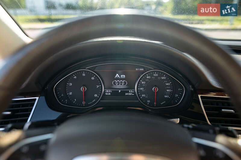 Седан Audi A8 2013 в Львове
