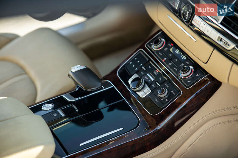 Седан Audi A8 2013 в Львове