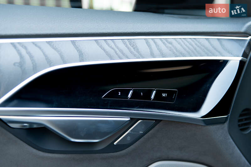 Седан Audi A8 2018 в Мукачево