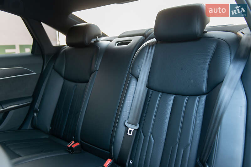 Седан Audi A8 2018 в Мукачево