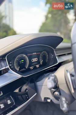 Седан Audi A8 2022 в 
