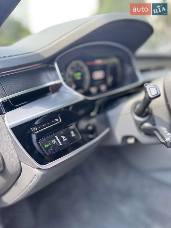 Седан Audi A8 2022 в Києві