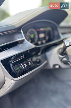 Седан Audi A8 2022 в 