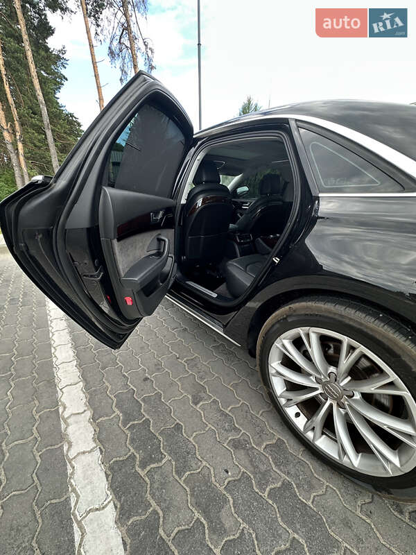 Седан Audi A8 2013 в Львові
