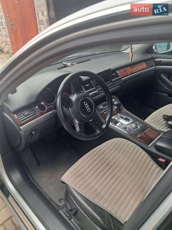 Седан Audi A8 2004 в Первомайске