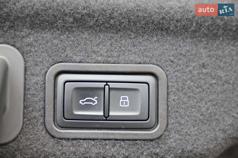 Седан Audi A8 2015 в Дрогобичі