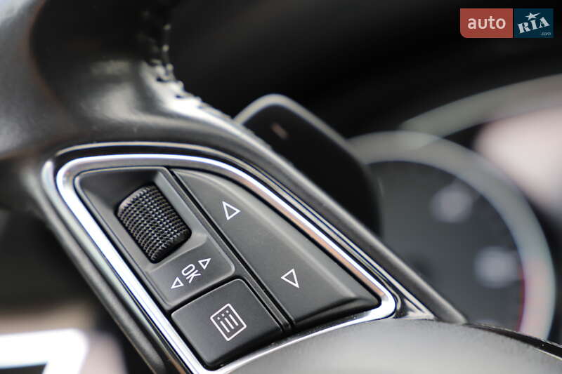 Седан Audi A8 2015 в Дрогобичі