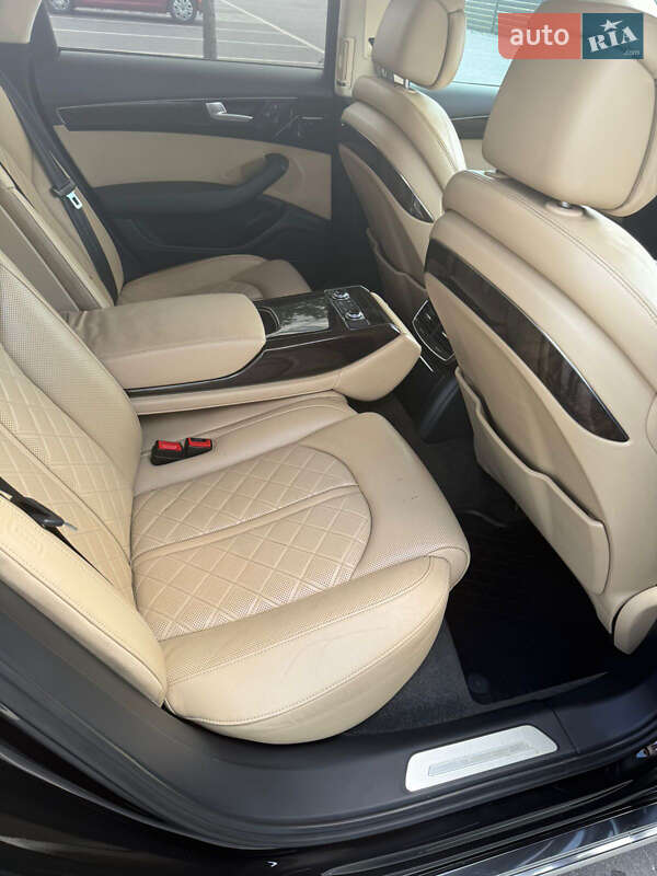 Седан Audi A8 2012 в Мукачевому